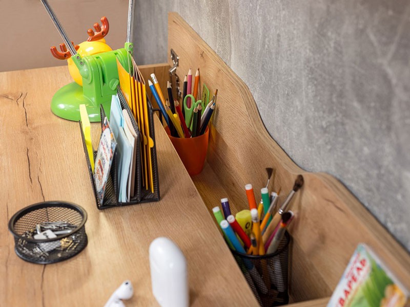 Детский письменный стол Лойс 84